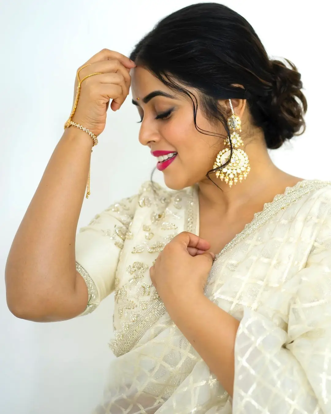 SHAMNA KASIM WEARING BEAUTIFUL EARRINGS WHITE DESIGNER SAREE 3